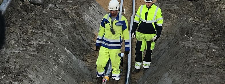 Cale laying in trench for NordLink with construction personell