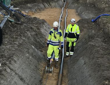 Cale laying in trench for NordLink with construction personell